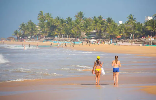 hikkaduwa-sri-lanka-local-people-and-tourists-visit-hikkaduwa-beach-in-the-south-ouest-coast