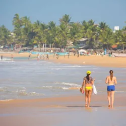 hikkaduwa-sri-lanka-local-people-and-tourists-visit-hikkaduwa-beach-in-the-south-ouest-coast